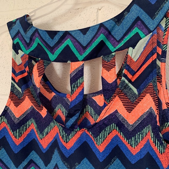 Under Skies Chevron Tank Top Small - Picture 3 of 6